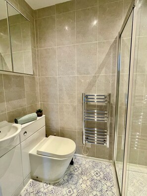 Dusche, Haartrockner, Handtücher, Seife