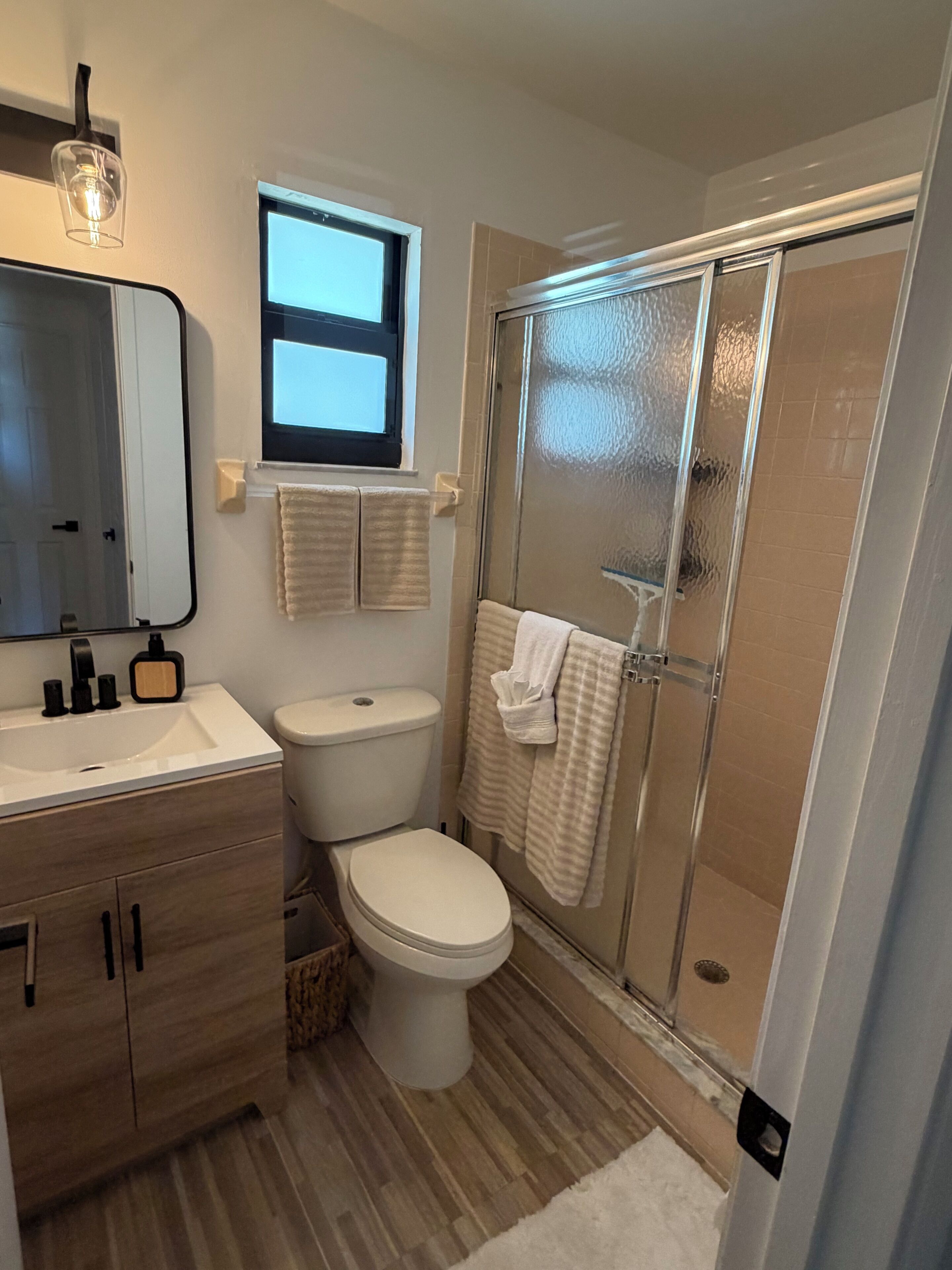 Regadera, toallas, jabón, papel de baño 