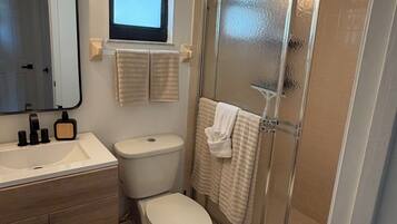 Regadera, toallas, jabón, papel de baño