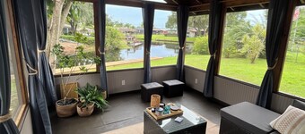 The perfect Getaway Canal front 2-bedroom home with lake access, Lake Placid FL