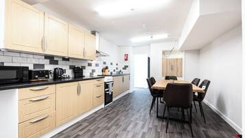 Deluxe Apartment, 2 Bedrooms | Private kitchen