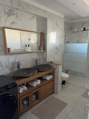 Shower, hair dryer, towels, soap - Villa pool and jacuzzi (Vic-la-Gardiole)