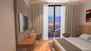 Quarto de hotel com cama, escrivaninha, cadeira, televisão e varanda com vista.