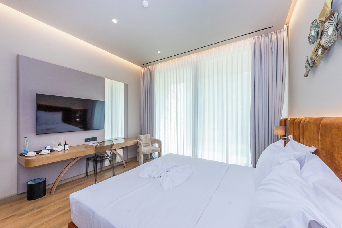Quarto casal luxo, sacada | Escrivaninha, quartos à prova de som, Wi-Fi de cortesia