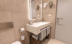 Douche, sĂšche-cheveux, serviettes fournies, savon