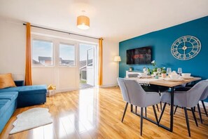 Living area - Blue Ocean Stays Retreat | Free Parking | 12PPL (Sheffield)
