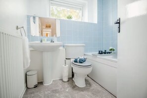 Bathroom - Blue Ocean Stays Retreat | Free Parking | 12PPL (Sheffield)
