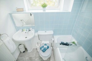 Haartrockner, Handtücher, Seife, Shampoo