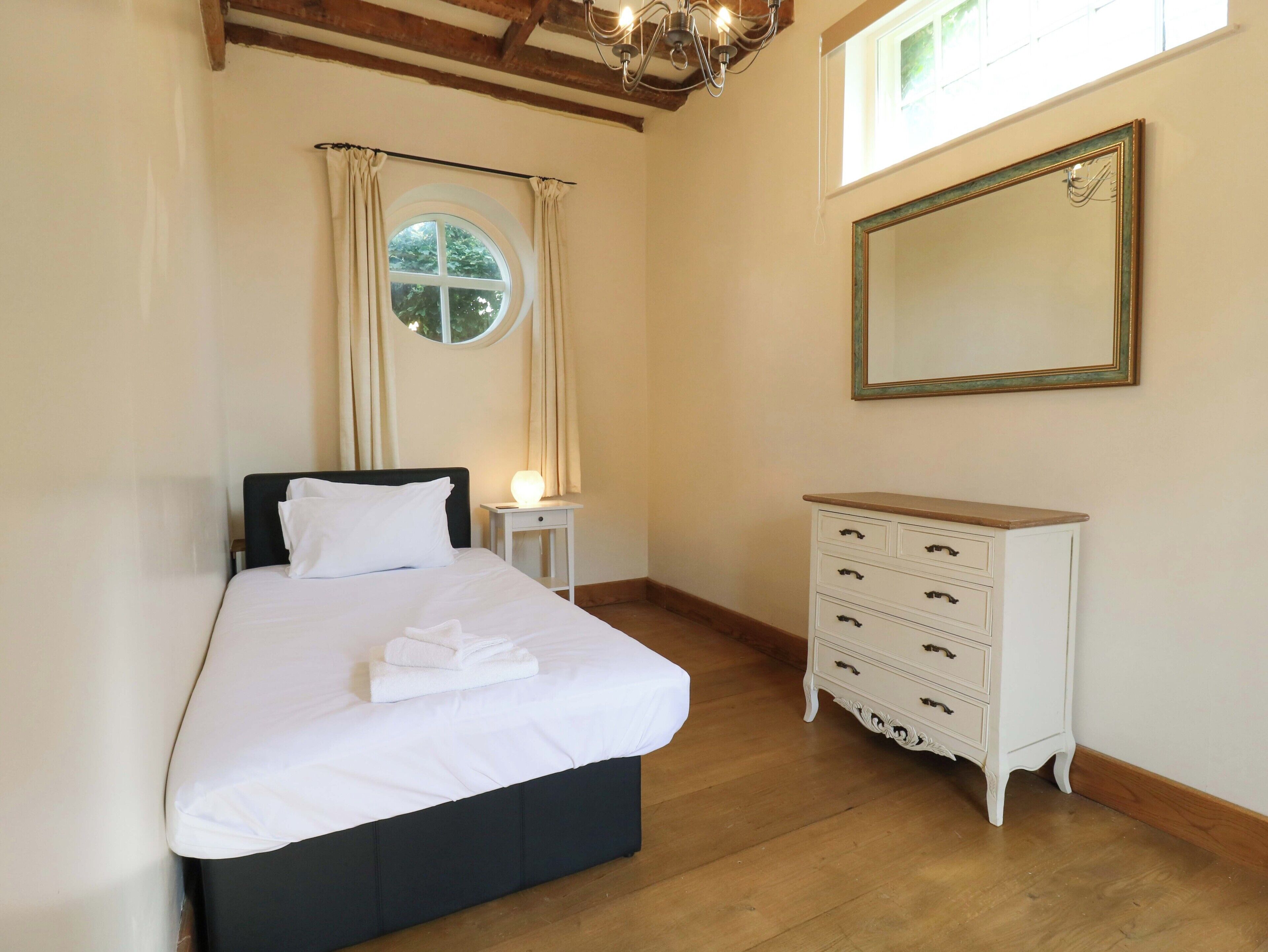 5 bedrooms, WiFi (free), individually decorated, individually furnished