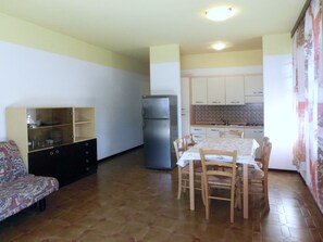 Vila, 2 quartos, varanda, vista para o jardim | Sala de jantar