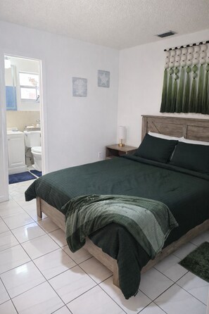 1 dormitorio, tabla de planchar con plancha, wifi y ropa de cama