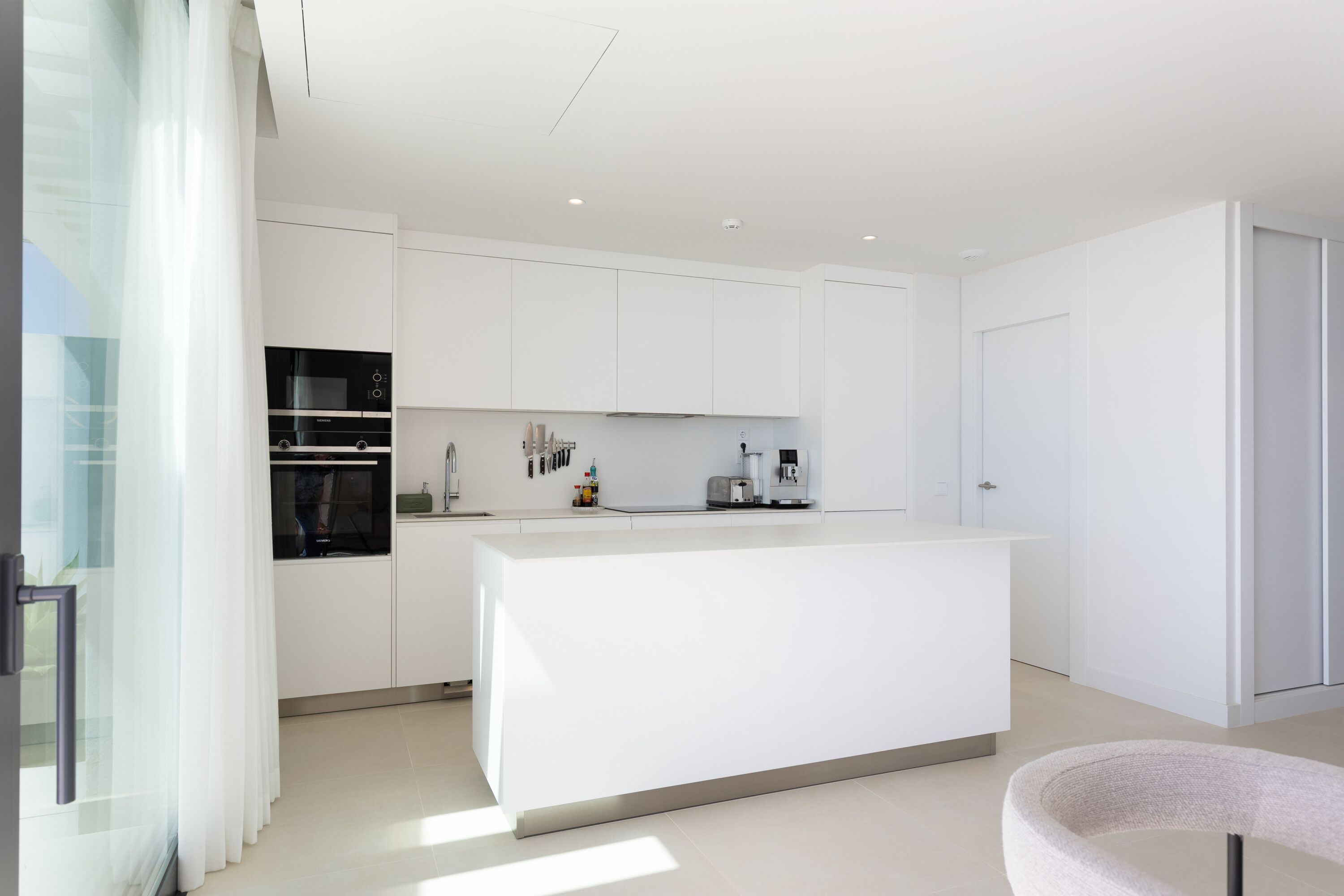 Fridge, dishwasher, coffee/tea maker