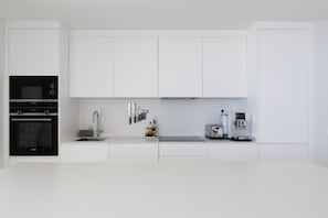 Fridge, oven, dishwasher, coffee/tea maker - Luxury 3-Bedroom Skyline Apartment in Higueron (Fuengirola)