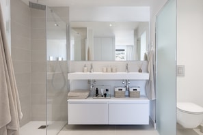 Hair dryer, towels - Luxury 3-Bedroom Skyline Apartment in Higueron (Fuengirola)