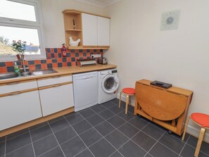 Dishwasher, cookware/dishes/utensils - Kittiwake at No 20 (Seahouses)