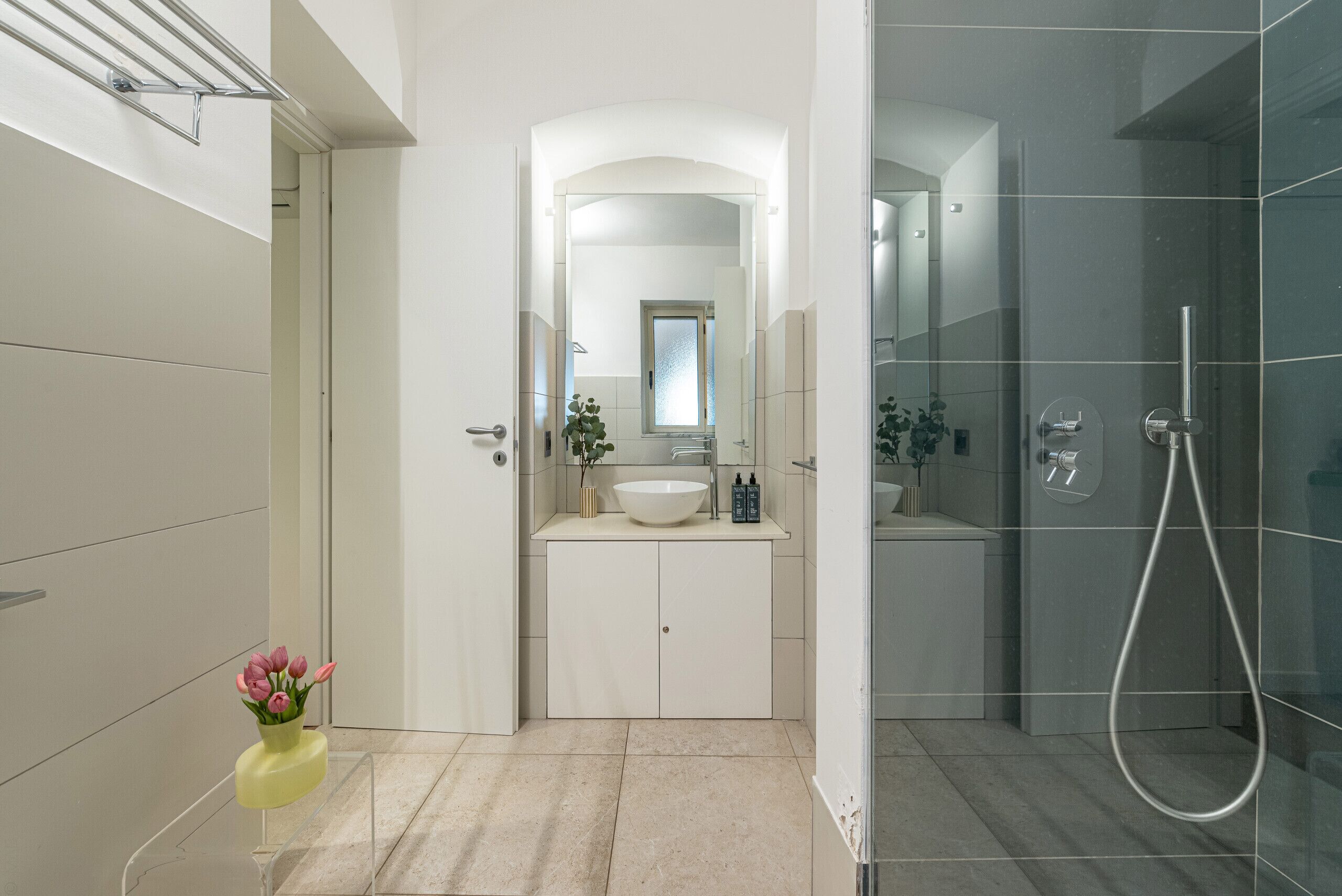 Douche, séchoir à cheveux, bidet, serviettes fournies