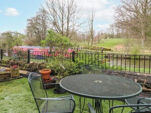 Outdoor dining - Number 7 Canalside (Skipton)