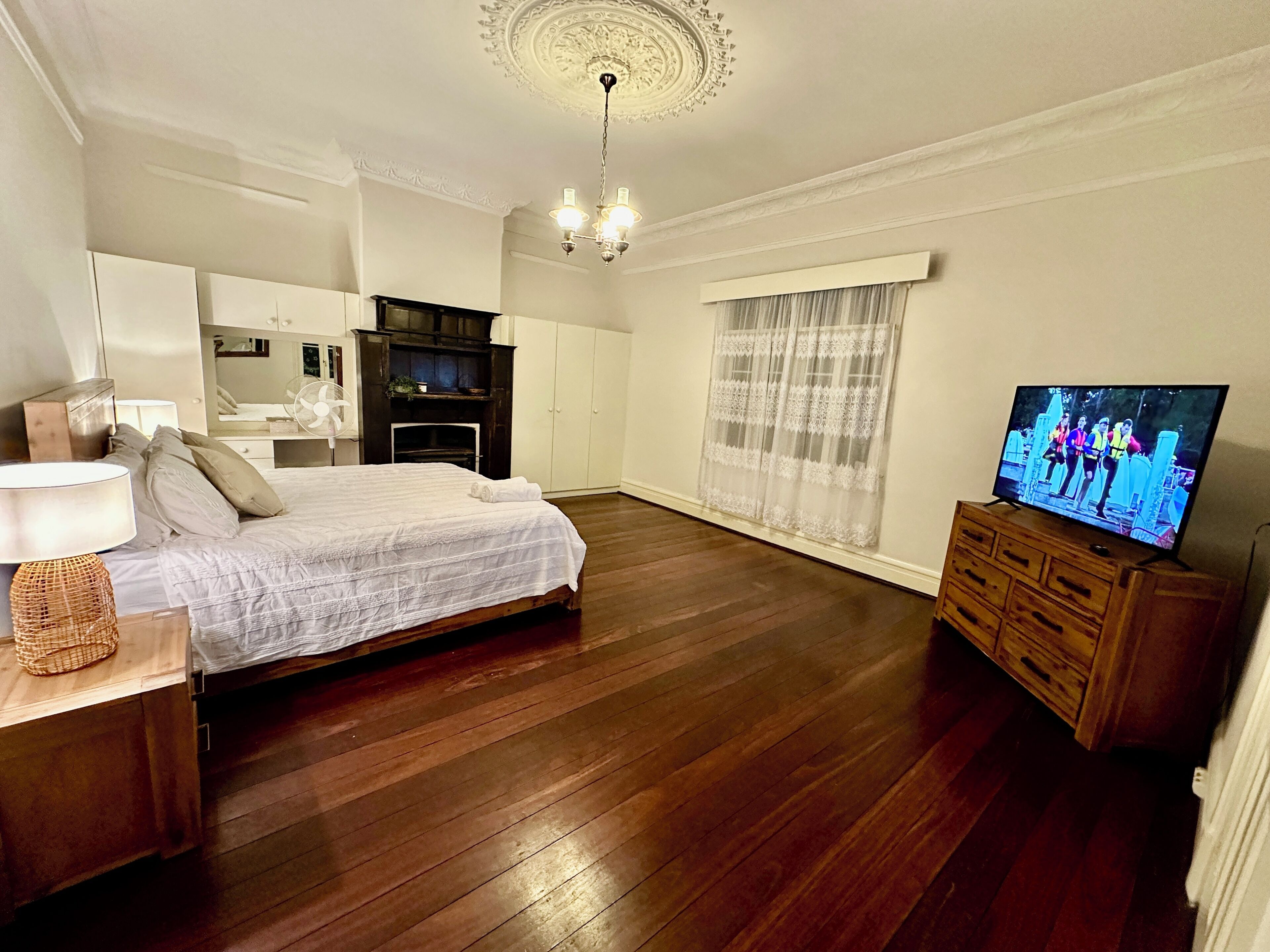 4 bedrooms, desk, iron/ironing board, free WiFi