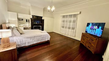 4 bedrooms, desk, iron/ironing board, free WiFi