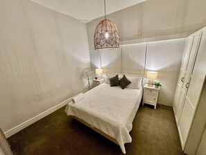 4 makuuhuonetta, työpöytä, silitysrauta/-lauta, ilmainen Wi-Fi