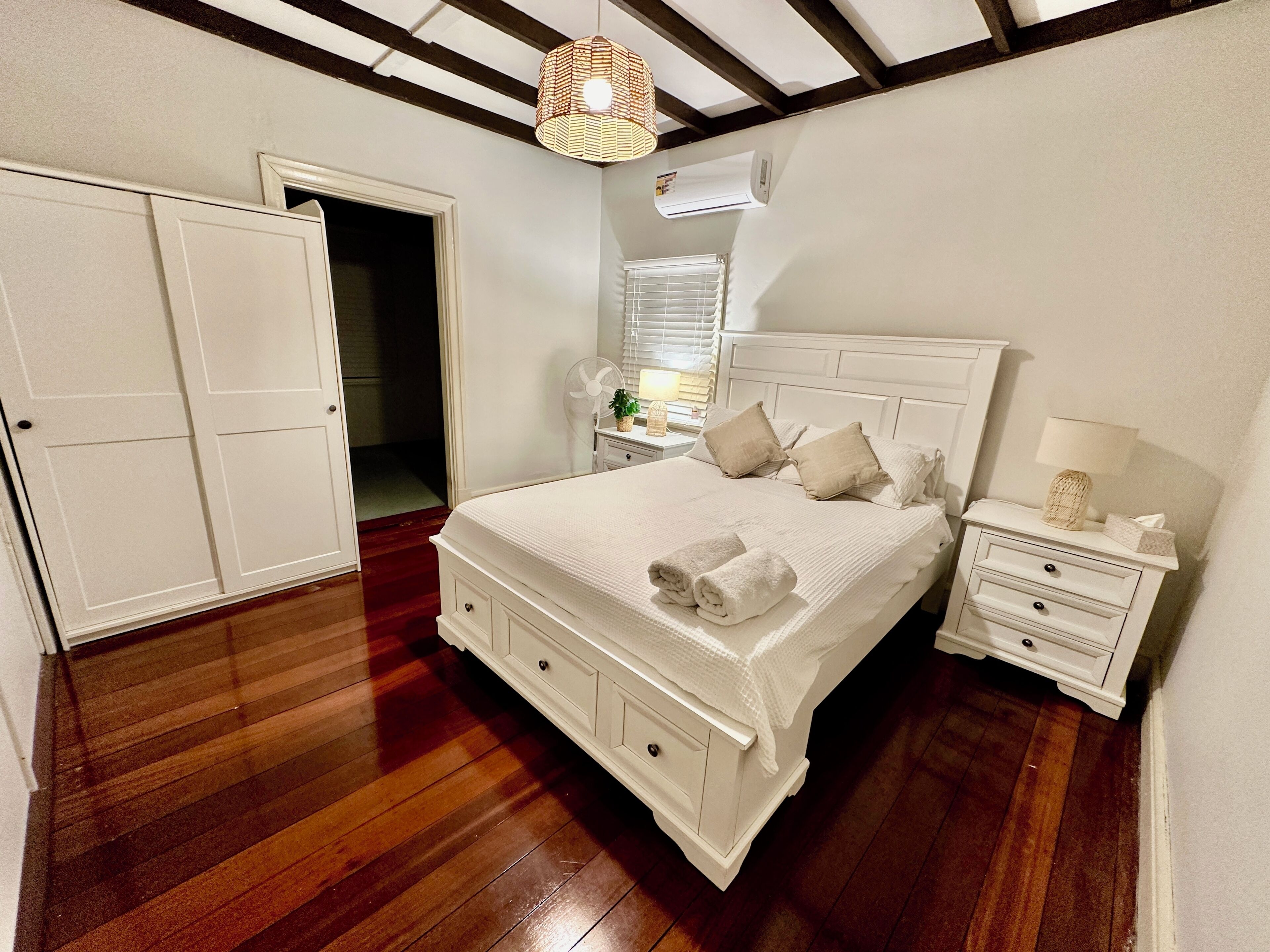 4 bedrooms, desk, iron/ironing board, free WiFi