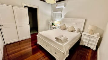 4 bedrooms, desk, iron/ironing board, free WiFi