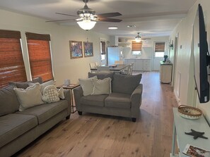 Living area - Fishing, Crabbing, Relaxing..... You will enjoy whichever you decide to do. (Chauvin)