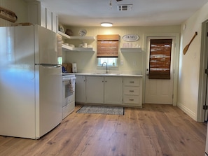 Microwave, oven, stovetop - Fishing, Crabbing, Relaxing..... You will enjoy whichever you decide to do. (Chauvin)