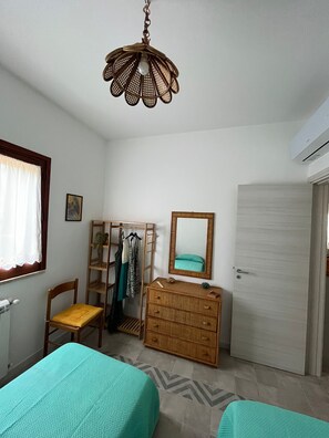 2 bedrooms, iron/ironing board, WiFi, bed sheets - ground-floor apartment with two br and living r, terrace and private parking (Castelbuono)
