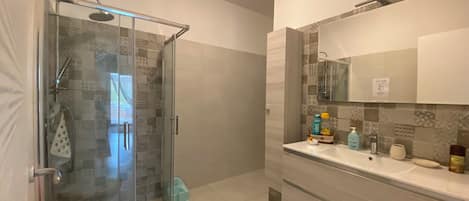 Douche, sĂšche-cheveux, bidet, serviettes fournies