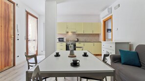Interior - Queen Home Luna - One Bedroom Apartment, Sleeps 5 (Mestre)
