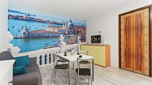 Dining - Queen Home Luna - One Bedroom Apartment, Sleeps 5 (Mestre)