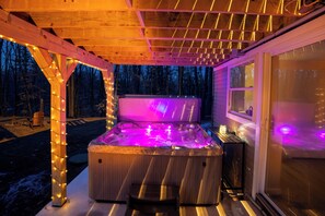 Outdoor spa tub - The Nest at Mountainview Modern Retreat w/Hot Tub Near North Conway (Conway)