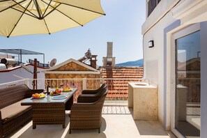 Outdoor dining - 2 bedroom Townhouse Located Heart of Kalkan Old Town (Kalkan)