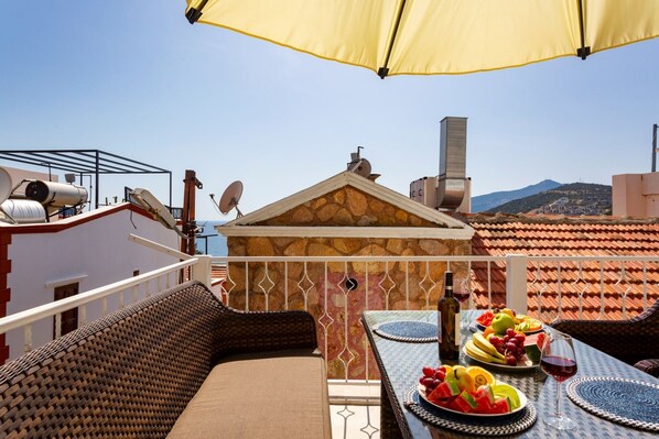 Outdoor dining - 2 bedroom Townhouse Located Heart of Kalkan Old Town (Kalkan)