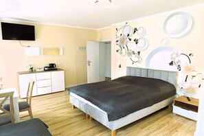 3 bedrooms, iron/ironing board, travel crib, free WiFi - Apartment with swimming pool and jacuzzi, Międzywodzie. (Międzywodzie)