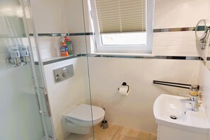 Shower, towels - Apartment with swimming pool and jacuzzi, Międzywodzie. (Międzywodzie)