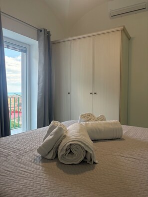 2 Schlafzimmer, Schreibtisch, Bügeleisen/Bügelbrett, Reisekinderbett