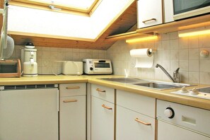 Køleskab, mikrobølgeovn, kogeplade, opvaskemaskine