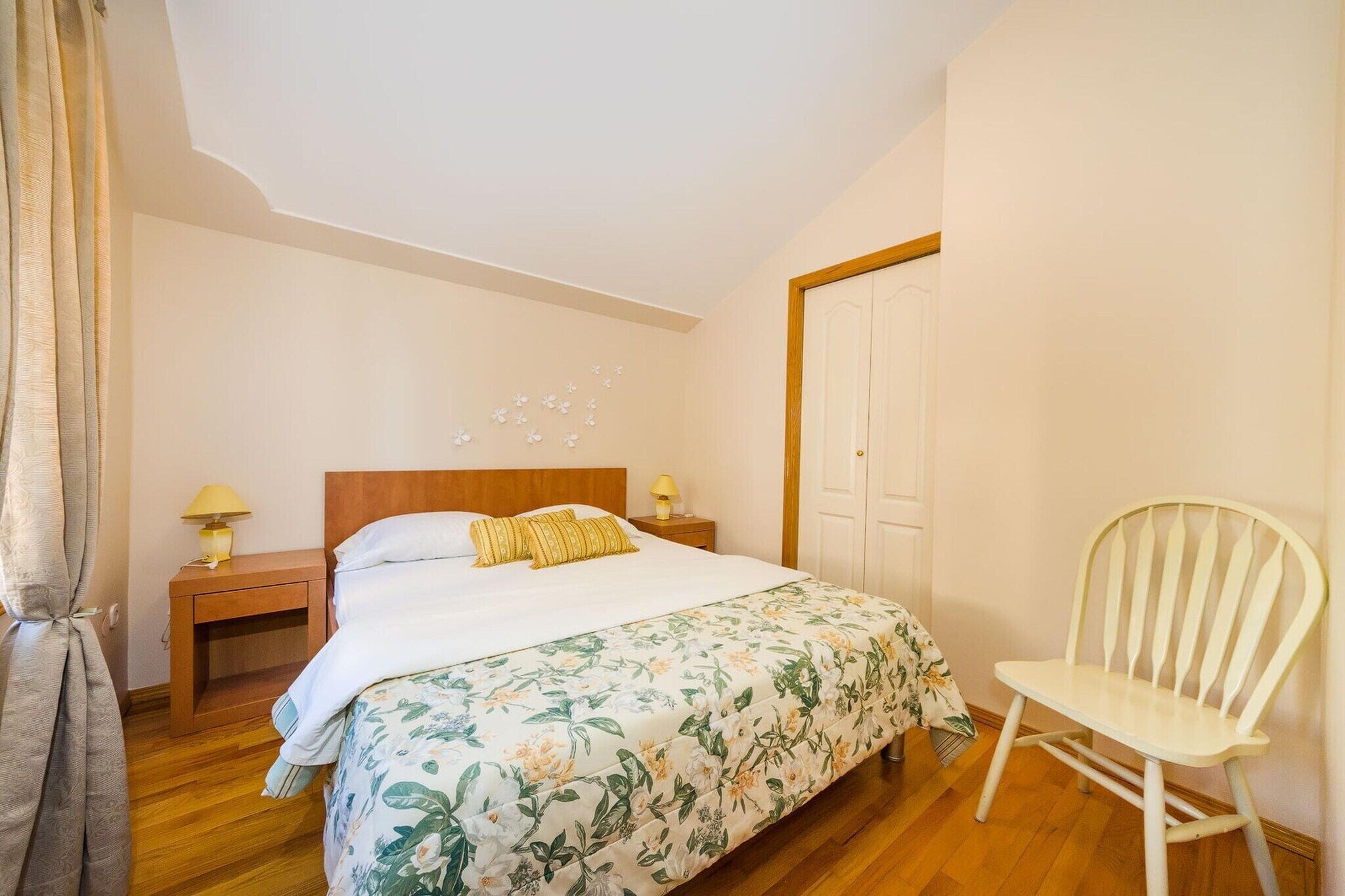 2 bedrooms, iron/ironing board, WiFi (free)