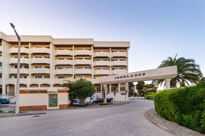 Exterior - Renovated 2BR Lagos w/ Pool & Garage by Soulplaces (Lagos)