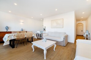 TV - Renovated 2BR Lagos w/ Pool & Garage by Soulplaces (Lagos)