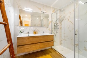 Shower, hair dryer, towels, soap - Renovated 2BR Lagos w/ Pool & Garage by Soulplaces (Lagos)