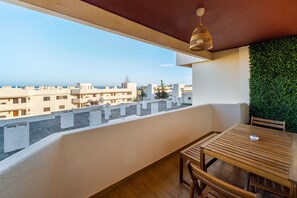 Outdoor dining - Renovated 2BR Lagos w/ Pool & Garage by Soulplaces (Lagos)