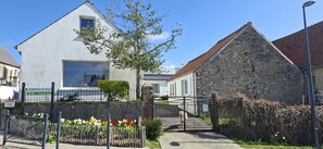 A building with a stone facade, a white exterior, and a clear sky. - Renovated country house, close to hiking trails, 4kms from Wissant. (Audembert)