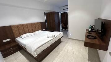 Deluxe Double Room, Balcony, Lake View | Free WiFi