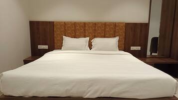 Deluxe Double Room, Balcony, Lake View | Free WiFi