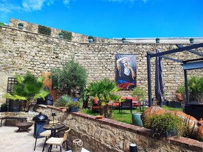 Outdoor dining - Vrbo Property (Guingamp)