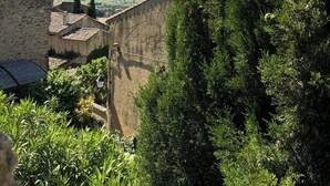 A stone building with a view of a distant landscape. - L'Orée du Castel - Gîte at the foot of the castle (Châteauneuf-du-Pape)