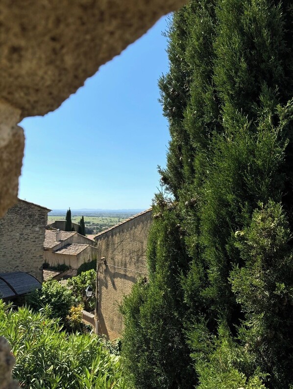 Ein Steinhaus mit Blick auf eine entfernte Landschaft.